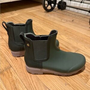 Bogs Holly Chelsea Rain Boots in Green Ash (7)